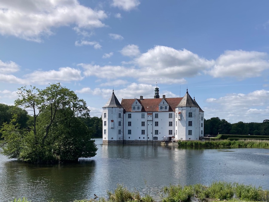 Das Wasserschloß Glücksburg liegt wirklich im Wasser
