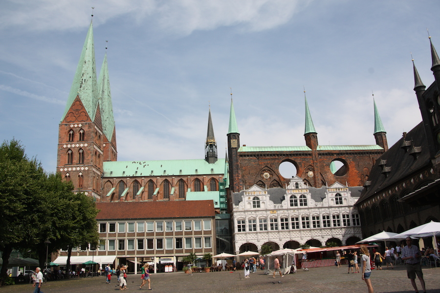 links: die Marienkirche, rechts das rathaus mit der davor gesetzten Barockfassade - wie in Rostock