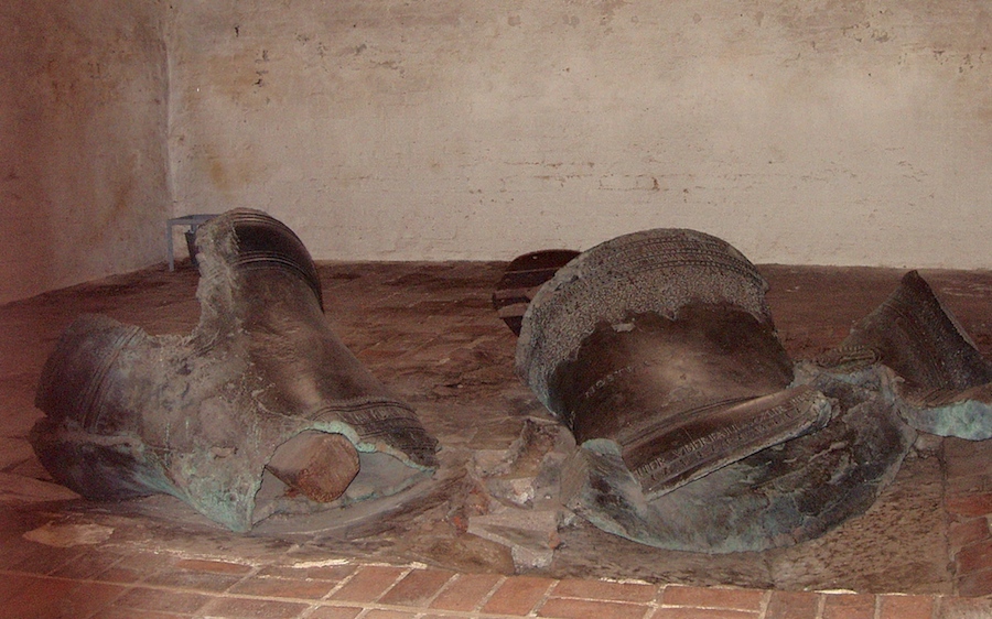 Die beiden zersprungenen Glocken aus dem ausgebrannten Glockenstuhl.