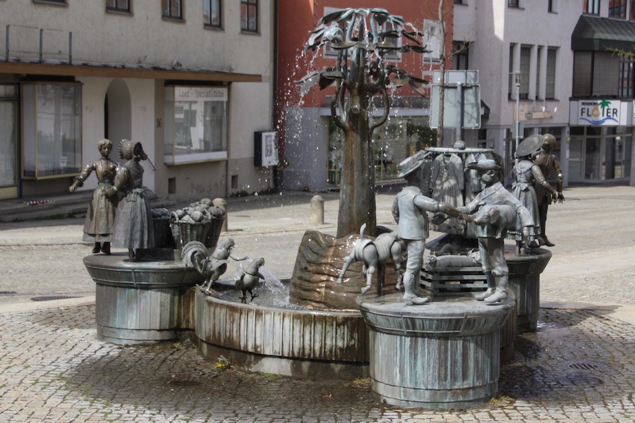 Der Brunnen besteht aus vielen beweglichen Figuren und stellt die Marktszenen dar, die sich hier früher abgespielt haben