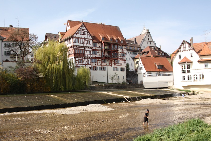 Alte Fachwerkhäuser mit Hochwasserschutz an der Donau