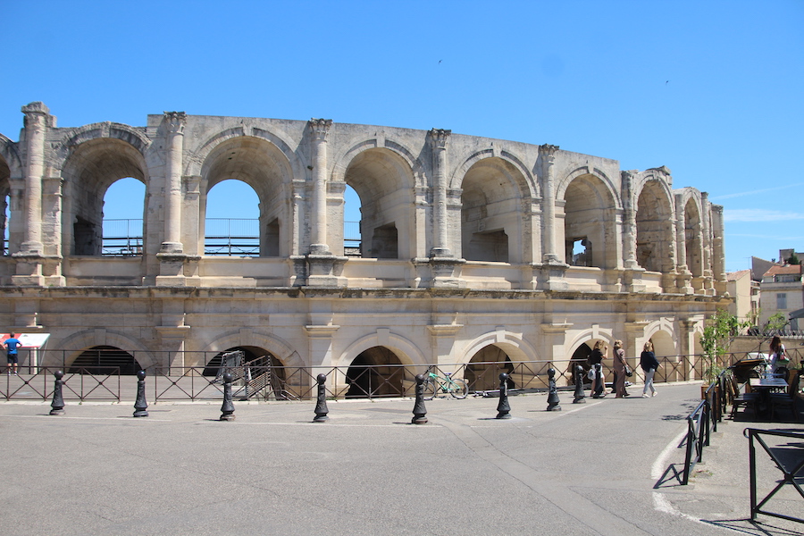 Die Arena von Arles von außen - 140 Meter im Durchmesser ist im Prinzip ein rundes Fußballfeld.