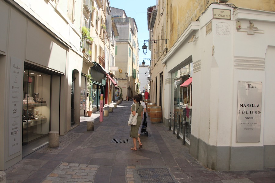 Oben: Fast leere Gassen in  Arles am Vormittag