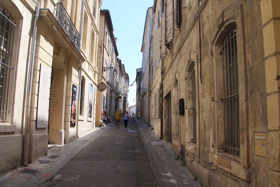 Die Rue des Arénes zum Theater
