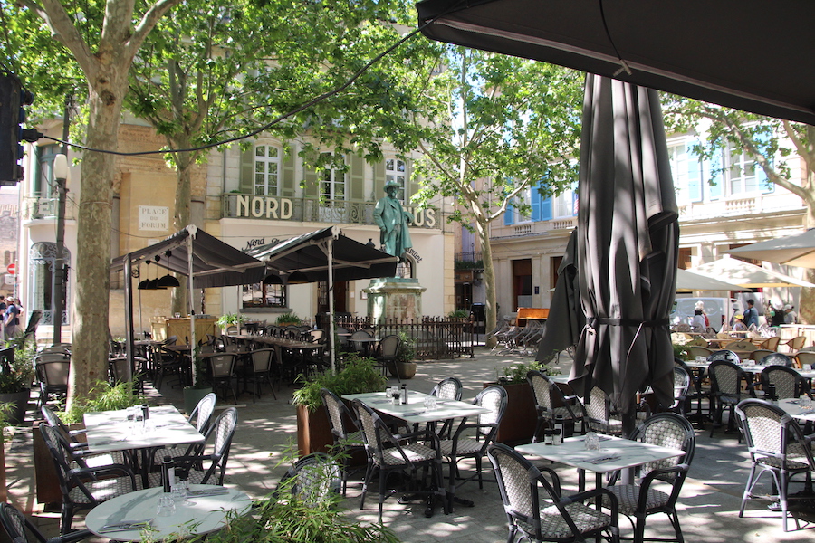 Das Place du forum um halb zwölf