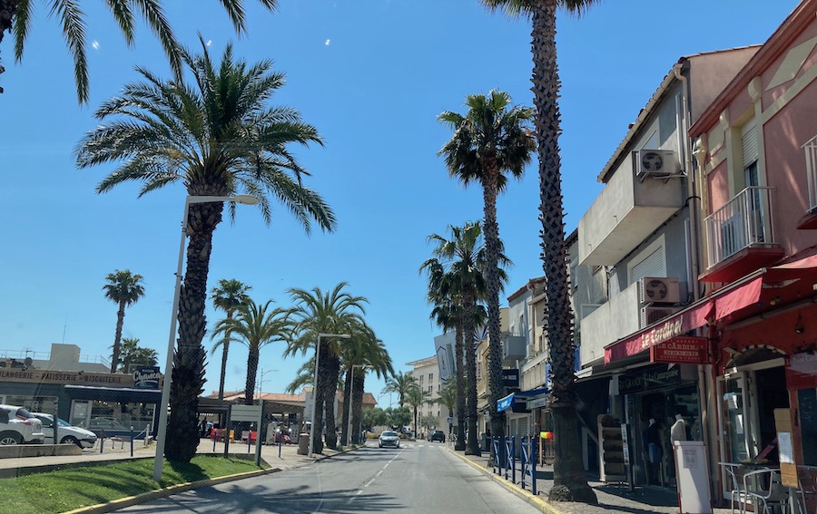 Hauptstraße in Le Grau di Roi - fast wie in Nizza, nur kleiner.
