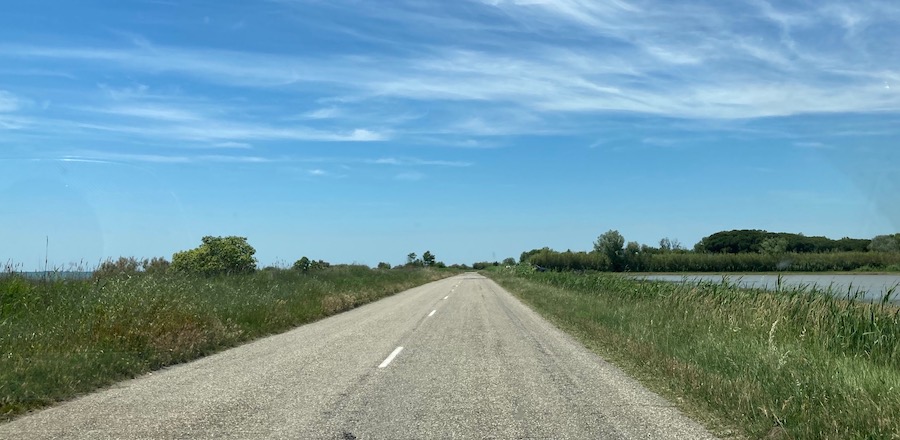 Die Camargue auf -zig Kilometer zwischen Arles und dem Meer.