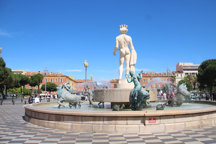 Der Apollo-Brunnen auf der Sichtachse zwischen Place Masséna und der „romenade des Anglais“
