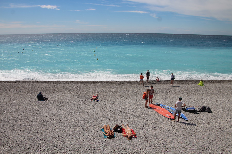 Ein gemütliches Strandliegen auf hellen Kieseln und regelmäßigem Fluglärm.