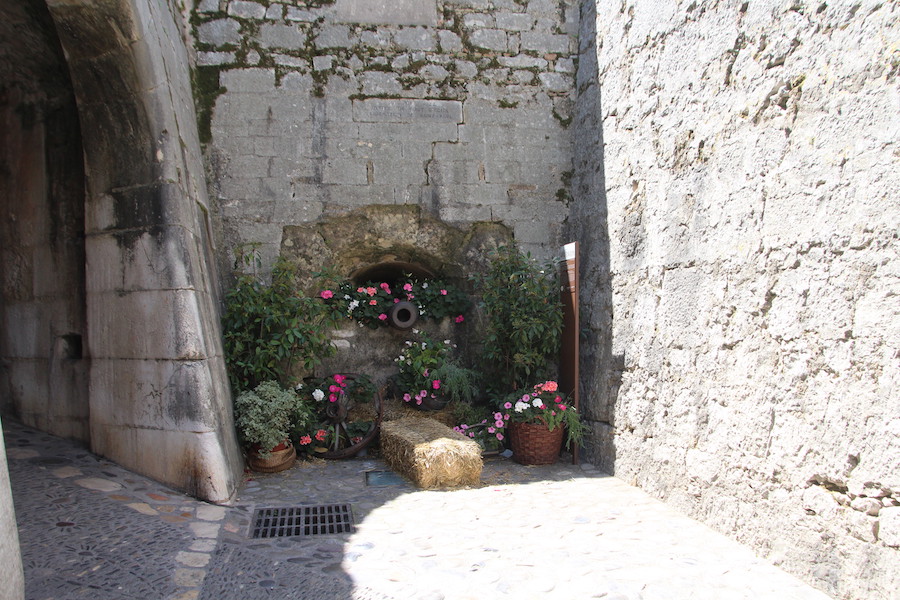 Übergang von der äußeren zur inneren Stadtmauer. Die Kanone war auf die Besucher gerichtet