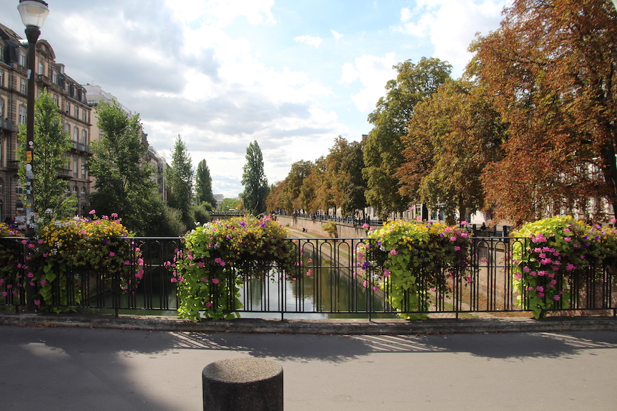 Eine der vielen Brücken über die Ill, die die Insel mit dem Rest der Altstadt verbunden.