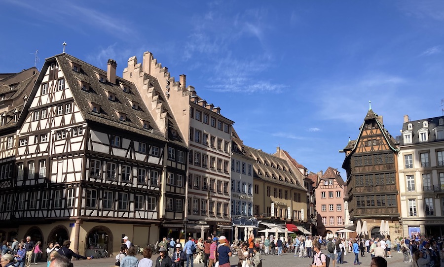 Auf dem Platz vor dem Münster tobt das Leben und die Gastronomie verdient das Geld für den Winter.