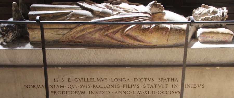 Das Denkmal von Guillaume Longus (Langschwert) kurz vor dem Altar