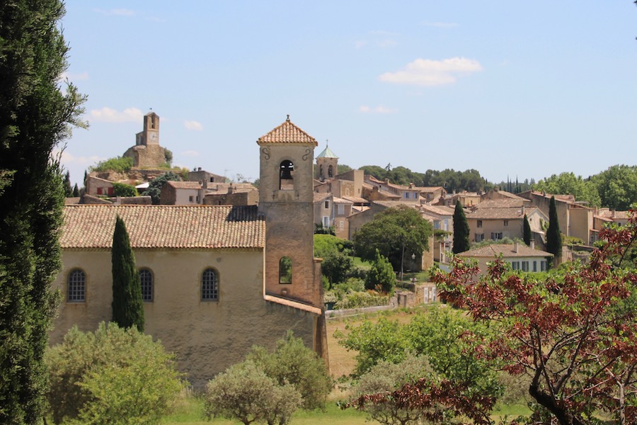 Das Dprf Lourmarin von der Schloßterasse aus gesehen.