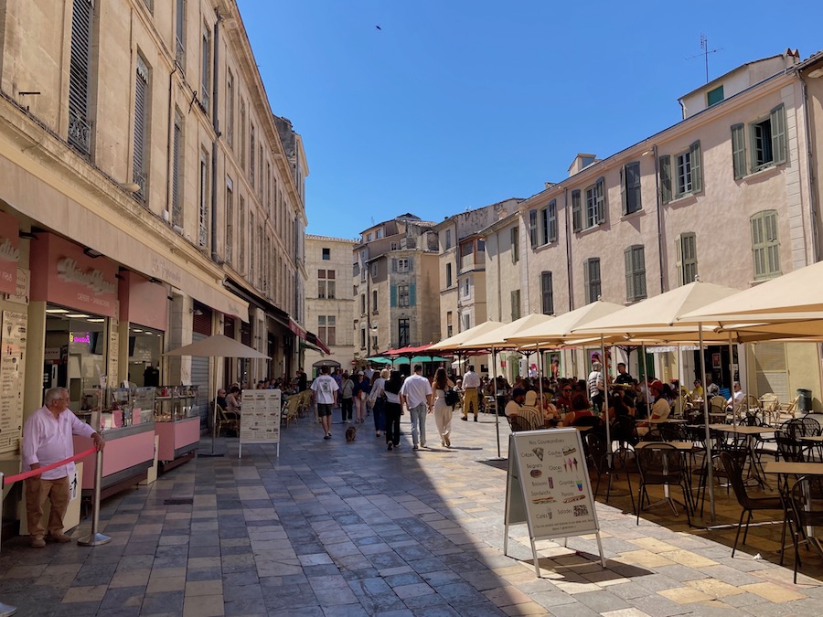 Wo Schatten ist, findet man meistens ein Cafe oder ein Restaurant. Pläte in der Sonne will keiner bei 32° im Mai.