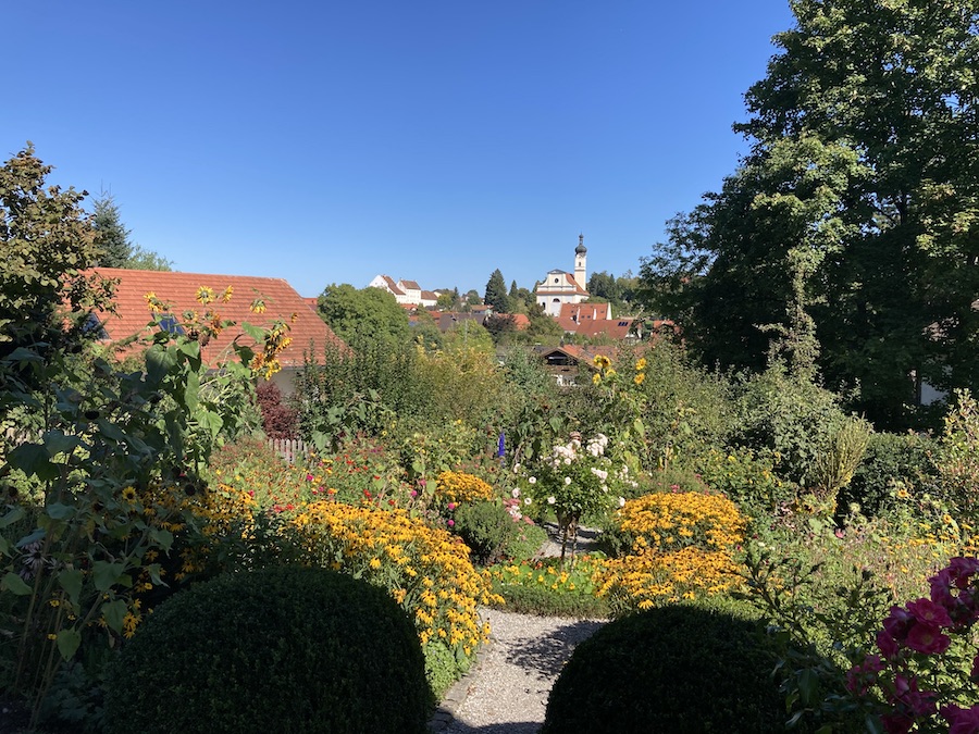 Murnau im Herbst, vom Wohnhaus Gabriele Münters aus gesehen im Herbst, Foto: Martin Schlu, September 2025