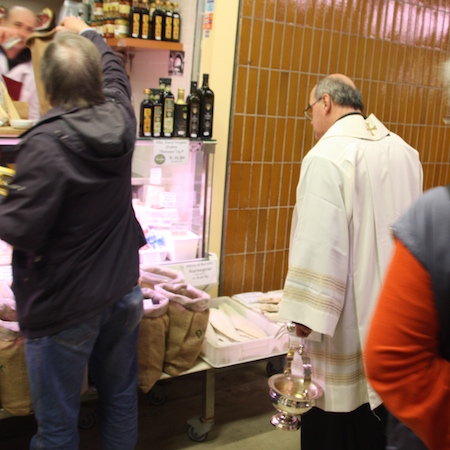 Frischmarkt in Florenz - Der Priester segnet die Händler