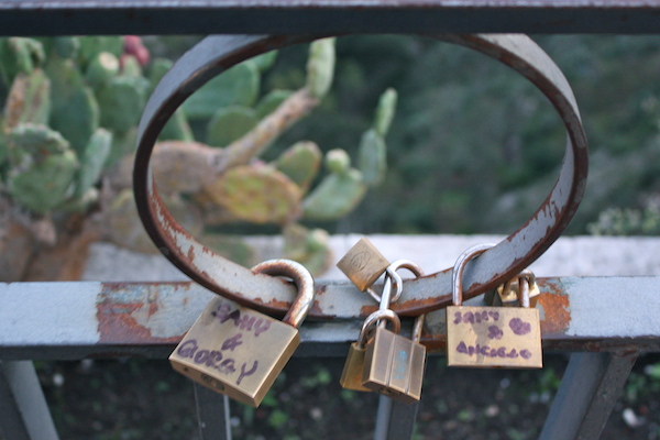 So geht ewige Liebe - Schlo kaufen, Namen schreiben, zumachen und Schlssel wegschmeien