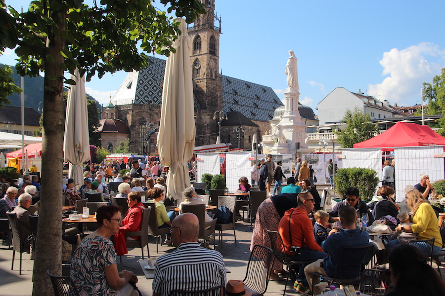 Rund um die Piazza Walther finden sich Cafés und Restaurants.