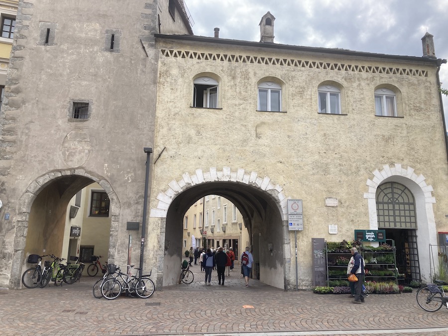 Durch das mittelalterliche Sonnentor betritt man die Altstadt mit dem Dom