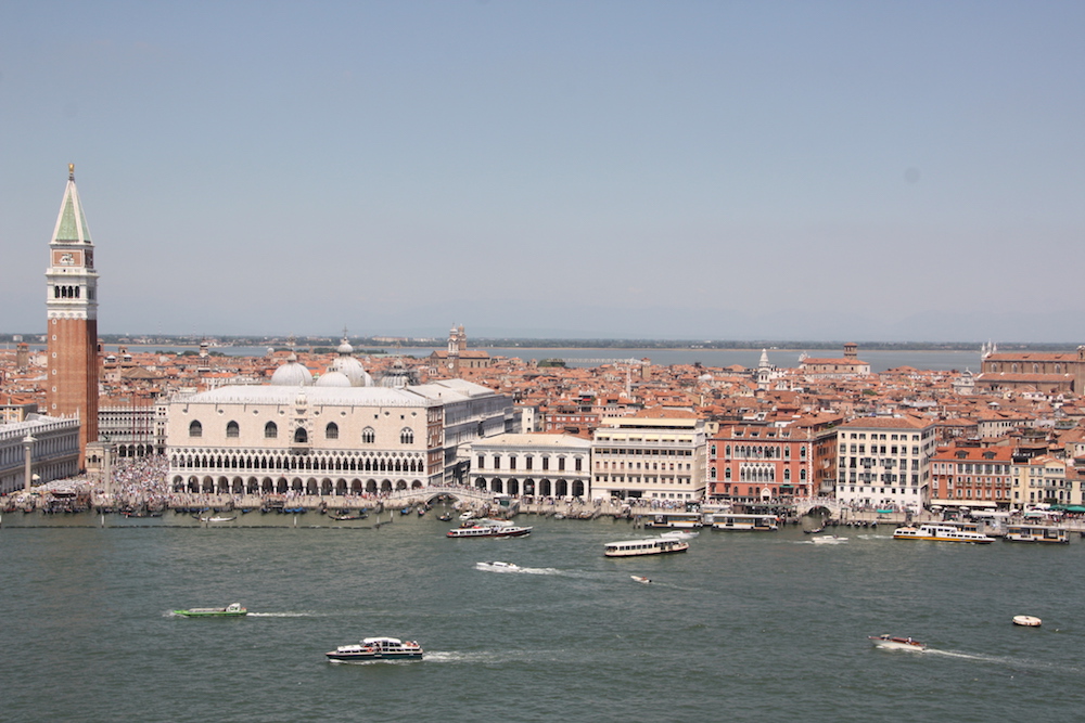 Die Skyline Venedigs mit Campanile, Dogenpalast (palazzo duccale) und rechts dem Anlegesteg San Zaccharia