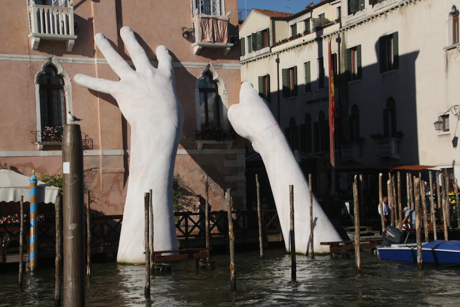 Die überdimensionalen Arme scheinen den Palazzo in den canale grande ziehen zu wollen.