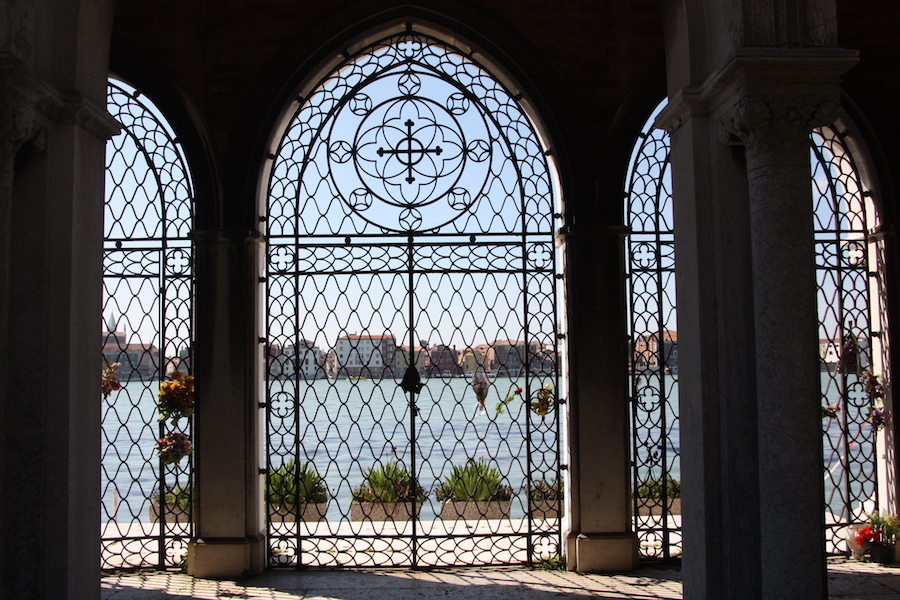 Der alte Haupteingang mit Bick auf Venedig