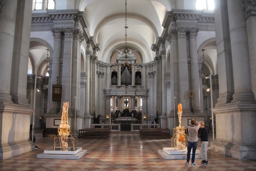 Innenraum von San Giorgio mit zwei Figuren von Barry X Ball