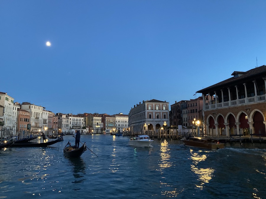 Canal Grande in Höhe Rialto Mercatore (Markthallen, rechts)