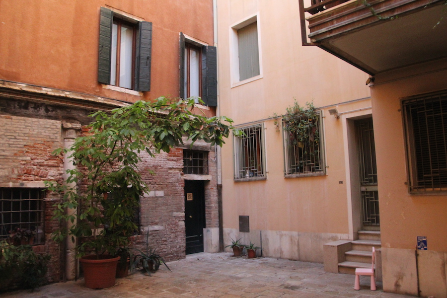 Hinterhof in einer stillen Sackgasse in San Polo