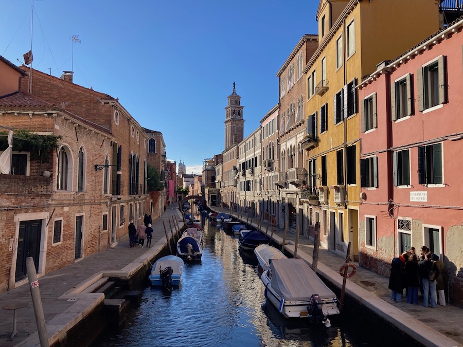 Chiesa di Carmini von der Ponte di pugni am Gemüseboot in Dorsoduro