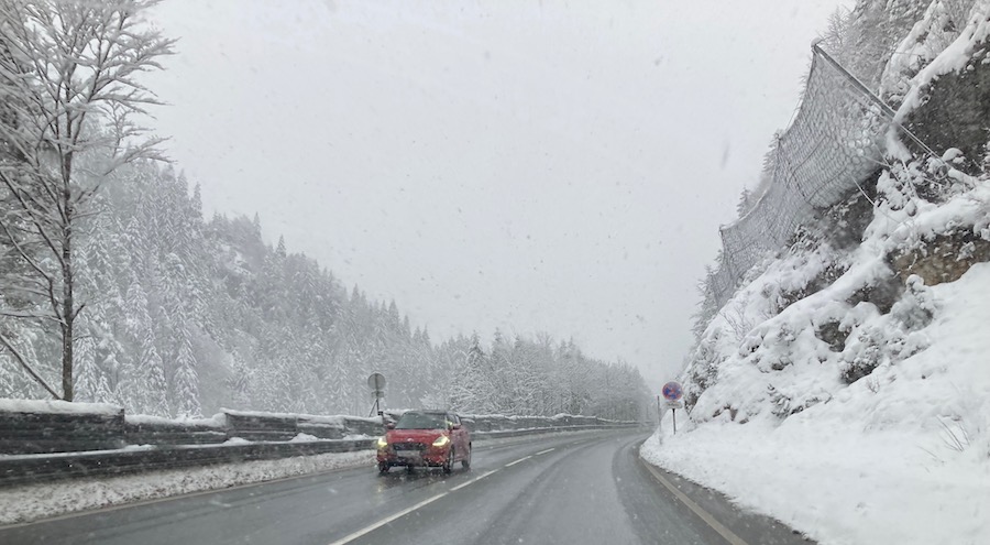 Auf dem Fernpaß, kurz vor Reutte, fiel ordentlich Schnee