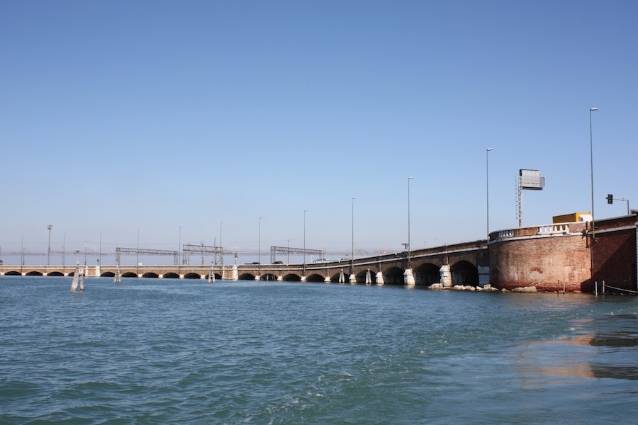 Über diesen Damm (Ponte della Libertá, SR 11) muß alles, was Räder hat, Züge, Busse, Autos und Fahrräder