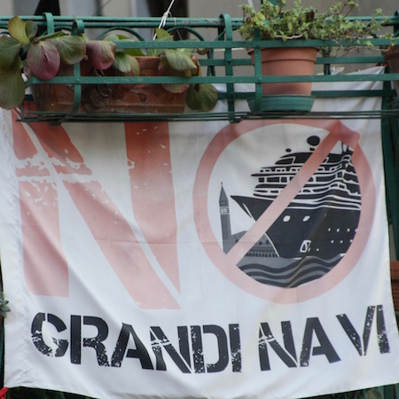Plakat gegen „grandi navi“
