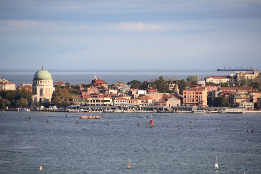 Die Kirche ist das Wahrzeichen des Lido und berets ab San Marco gut zu sehen.