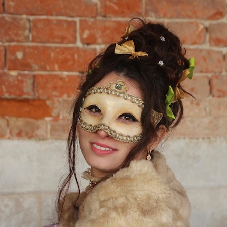 Ein hübsches Gesicht versteckt man nicht hinter Masken.