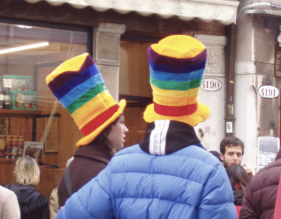 Wer solche Hüte trägt, ist auf hundert Meter als Tourist zu erkennen, der von den hart arbeitenden Taschendieben beklaut werden möchte.