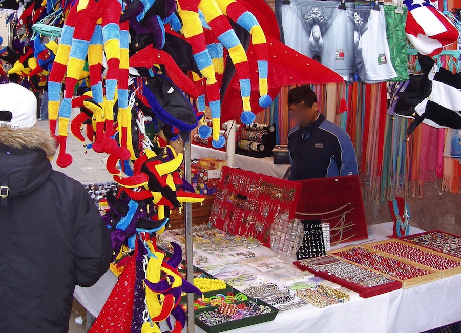 Hier kriegt man alles, was man als Karnevalstourist braucht, um als solcher erkannt  zu werden.