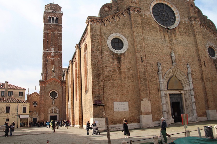 Fassade der Frari von Fondamenta dei Frari aus (Südwestansicht vom Kanal)