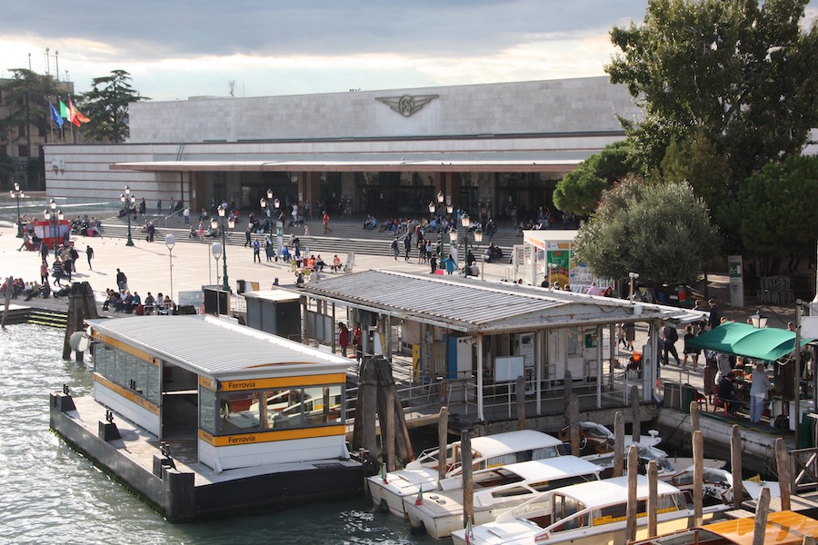 Am Bahnhof „Ferrovia“ (eiserner Weg) halten die Züge und man kann von dort aus direkt ins Boot umsteigen