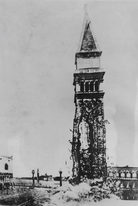 Der Augenblick des Einsturzes am 14. Juli 1902