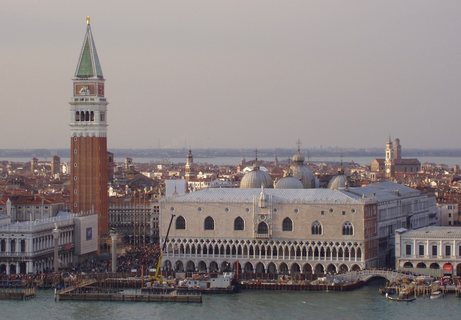 Von links: Prokuratien, Campanile, Kuppen von San Marco, Palazzo Duccale