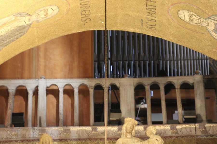 Einer der vielen begehbaren Stege, die sich durch die ganze Kuppel ziehen.