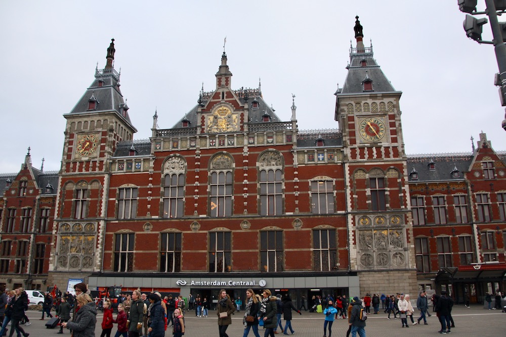 Zentraler Ankommensort ist der Bahnhof Amsterdam Centraal
