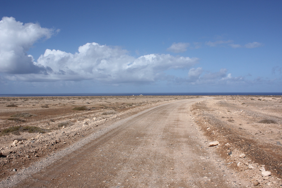 Straße zwischen Strand und Dorf in El Cotillo